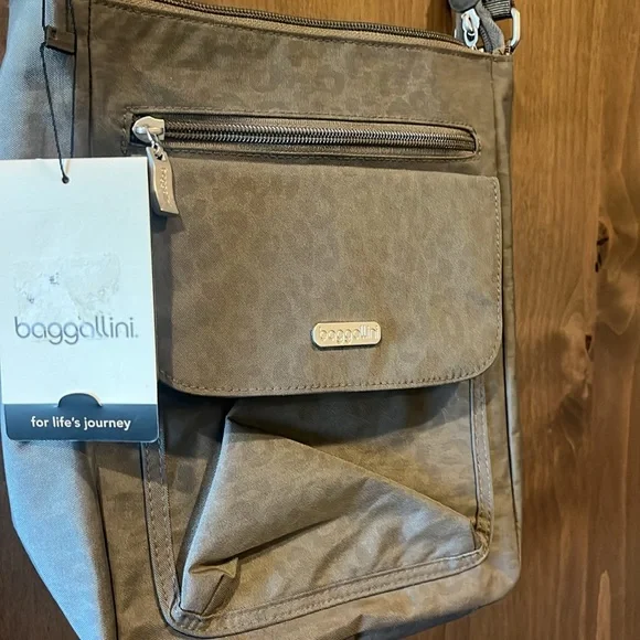 Baggallini Pocket Town Crossbody - Picture 2 of 3